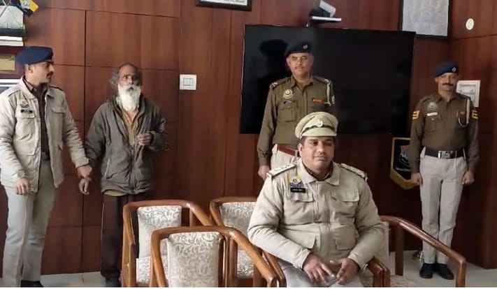 हत्या का उद्घोषित अपराधी पुलिस टीम के साथ। संवाद। हत्या का उद्घोषित अपराधी पुलिस टीम के साथ। संवाद।