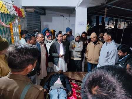 कोन में युवक की मौत के बाद अस्पताल के बाहर शव रखकर परिजनों ने हंगामा मचाया। कोन में युवक की मौत के बाद अस्पताल के बाहर शव रखकर परिजनों ने हंगामा मचाया।