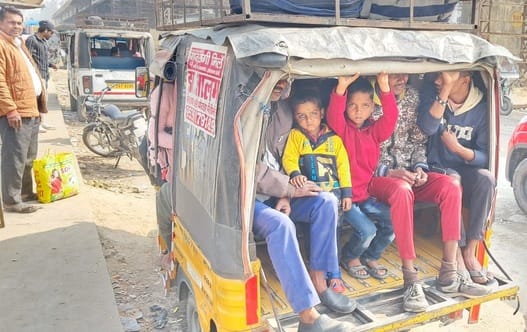 पीलीभीत रेलवे स्टेशन पर ट्रेन के इंतजार में खड़े यात्री।संवाद