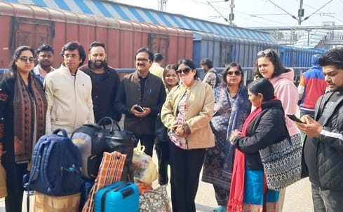 पीलीभीत रेलवे स्टेशन पर ट्रेन के इंतजार में खड़े यात्री।संवाद