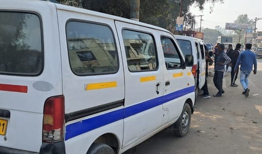 पीलीभीत रेलवे स्टेशन पर ट्रेन के इंतजार में खड़े यात्री।संवाद