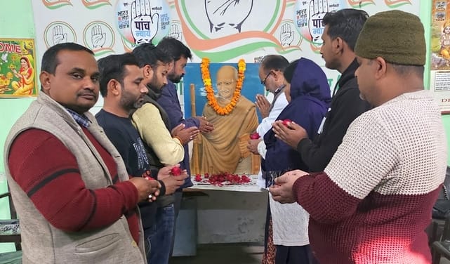 पुवायां में महात्मा गांधी की प्रतिमा पर माल्यार्पण करते कांग्रेस कार्यकर्ता। संवाद