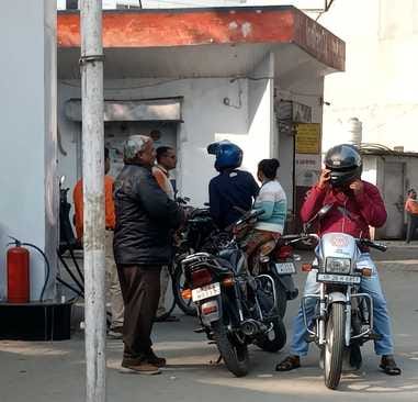 शहर के एक पेट्रोल पंप पर बगैर हेलमेट तेल डलवाता बाइक सवार।संवाद