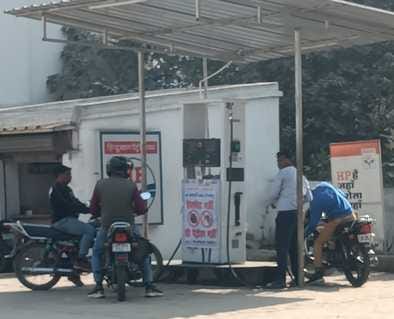 शहर के एक पेट्रोल पंप पर बगैर हेलमेट तेल डलवाता बाइक सवार।संवाद