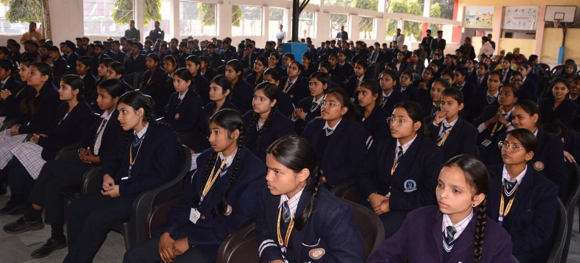 शहर के स्प्रिंगडेल कॉलेज में आयोजित पुलिस की पाठशाला में जानकारी देते सीओ सिटी दीपक चतुर्वेदी। शहर के स्प्रिंगडेल कॉलेज में आयोजित पुलिस की पाठशाला में जानकारी देते सीओ सिटी दीपक चतुर्वेदी।