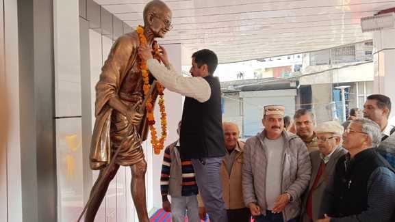 दिम्मी स्कूल में राष्ट्रपिता महात्मा गांधी की पुण्यातिथि पर आयोजित प्रतियोगिता के प्रतिभागियों 