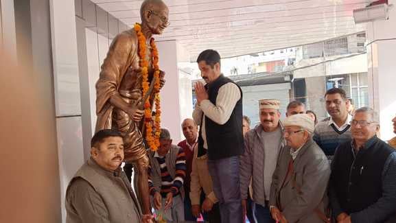 दिम्मी स्कूल में राष्ट्रपिता महात्मा गांधी की पुण्यातिथि पर आयोजित प्रतियोगिता के प्रतिभागियों 