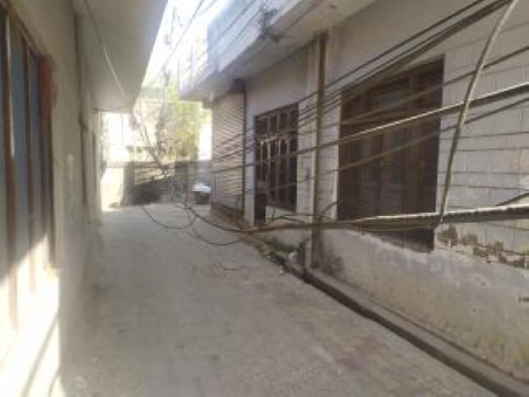 वार्ड नंबर 2 इंदिरा नगर में गली के बीचों बीच लटकती केबल दे रही है हादसों को न्यौता।