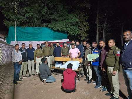 आरोपियों से जब्त कार आरोपियों से जब्त कार