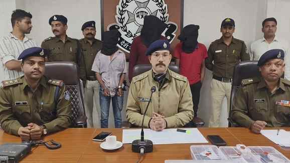 आरोपियों से जप्त किए गए अवैध हथियार आरोपियों से जप्त किए गए अवैध हथियार