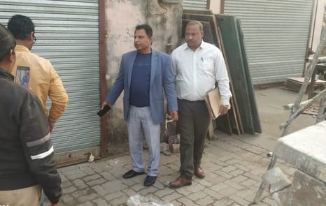 अंबाला छावनी के महेशनगर स्थित पाम होटल पर कार्रवाई के लिए पहुंची नप टीम। संवाद अंबाला छावनी के महेशनगर स्थित पाम होटल पर कार्रवाई के लिए पहुंची नप टीम। संवाद