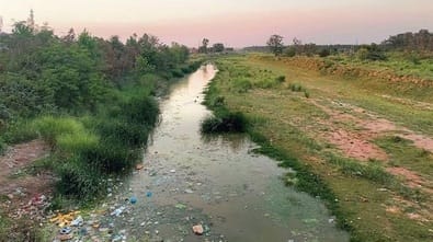 अंबाला छावनी में टांगरी नदी किनारे बनने वाले तटबंध के कार्य का शिलान्यास करते कैबिनेट मंत्री अ अंबाला छावनी में टांगरी नदी किनारे बनने वाले तटबंध के कार्य का शिलान्यास करते कैबिनेट मंत्री अ