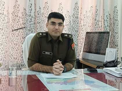 एसपी रंजीता शर्मा के तबादले पर उनके IPS पति सागर राणा को दी दौसा पुलिस की जिम्मेदारी एसपी रंजीता शर्मा के तबादले पर उनके IPS पति सागर राणा को दी दौसा पुलिस की जिम्मेदारी