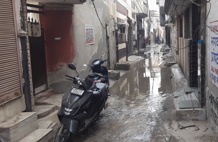 फोटो 08: सोनीपत में ओल्ड डीसी रोड पर प्रेम कॉलोनी के सामने डाले गए अवरोधक। संवाद फोटो 08: सोनीपत में ओल्ड डीसी रोड पर प्रेम कॉलोनी के सामने डाले गए अवरोधक। संवाद