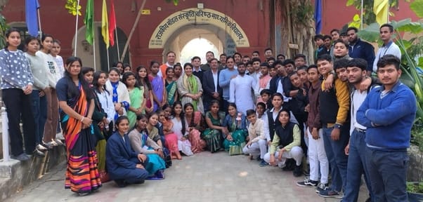 -फोटो 66 : युवा संसद प्रतियोगिता में भाग लेते विद्यार्थी। स्रोत स्कूल
