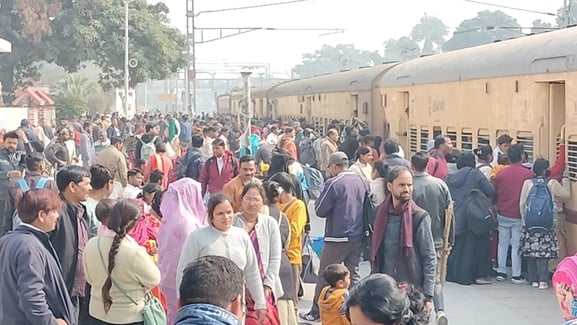 शाहजहांपुर रोडवेज बस अड्डा पर बस में बैठने के लिए लगी यात्रियों की भीड़। संवाद शाहजहांपुर रोडवेज बस अड्डा पर बस में बैठने के लिए लगी यात्रियों की भीड़। संवाद