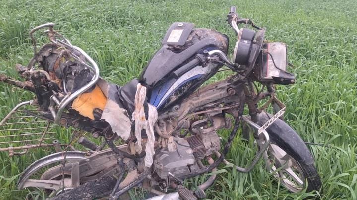 हादसे में क्षतिग्रस्त हुई कार। संवाद। 