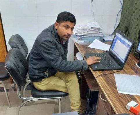 जीआईसी में ब्रॉडबैंड के माध्यम से काम करता कर्मचारी। संवाद