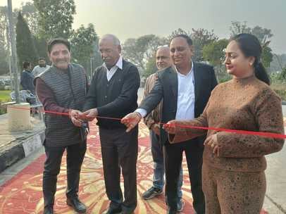 कुरुक्षेत्र। गांधी शिल्प बाजार में लगी स्टॉल का अवलोकन करते मुख्यातिथि प्रो. विवेक चावला सहित कुरुक्षेत्र। गांधी शिल्प बाजार में लगी स्टॉल का अवलोकन करते मुख्यातिथि प्रो. विवेक चावला सहित