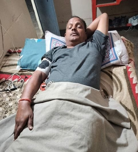 कादरचौक-उझानी रोड पर आग का गोला बनी पिकअप और ईको कार। संवाद कादरचौक-उझानी रोड पर आग का गोला बनी पिकअप और ईको कार। संवाद