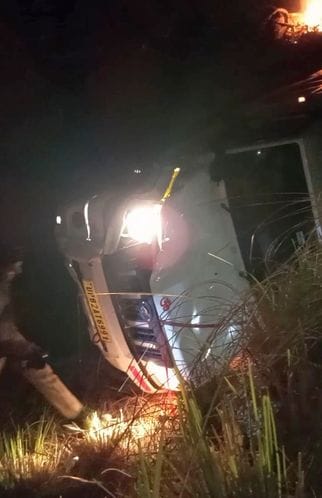 कादरचौक-उझानी रोड पर आग का गोला बनी पिकअप और ईको कार। संवाद कादरचौक-उझानी रोड पर आग का गोला बनी पिकअप और ईको कार। संवाद