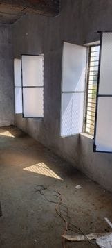खिड़की पर पल्ले लगाता कर्मचारी। संवाद खिड़की पर पल्ले लगाता कर्मचारी। संवाद