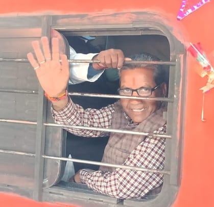 पीलीभीत के रेलवे स्टेशन पर ट्रेन को झंडी दिखाते केंद्रीय राज्यमंत्री जितिन प्रसाद और राज्यमंत्र पीलीभीत के रेलवे स्टेशन पर ट्रेन को झंडी दिखाते केंद्रीय राज्यमंत्री जितिन प्रसाद और राज्यमंत्र
