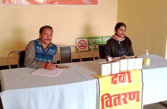 रिसौली के नवीन प्राथमिक स्वास्थ्य केंद्र पर दवा लेने को खड़े मरीज। संवाद रिसौली के नवीन प्राथमिक स्वास्थ्य केंद्र पर दवा लेने को खड़े मरीज। संवाद