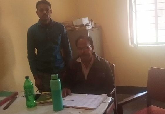 रिसौली के नवीन प्राथमिक स्वास्थ्य केंद्र पर दवा लेने को खड़े मरीज। संवाद रिसौली के नवीन प्राथमिक स्वास्थ्य केंद्र पर दवा लेने को खड़े मरीज। संवाद