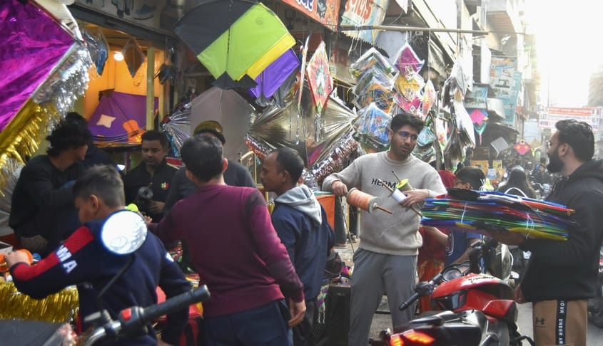 सुनील कैथवास.....खैर नगर में पतंग की खरीदारी करते लोग