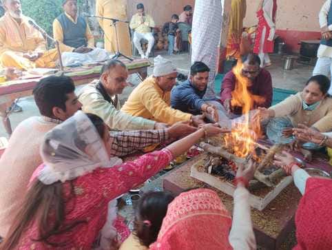 शहर के छतरी चौराहे के पास आयोजित भंडारे में प्रसाद ग्रहण करते लोग।संवाद