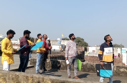 शहर के छतरी चौराहे के पास आयोजित भंडारे में प्रसाद ग्रहण करते लोग।संवाद