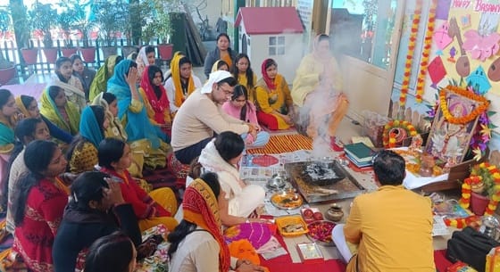 शहर के छतरी चौराहे के पास आयोजित भंडारे में प्रसाद ग्रहण करते लोग।संवाद