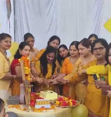शहर के छतरी चौराहे के पास आयोजित भंडारे में प्रसाद ग्रहण करते लोग।संवाद