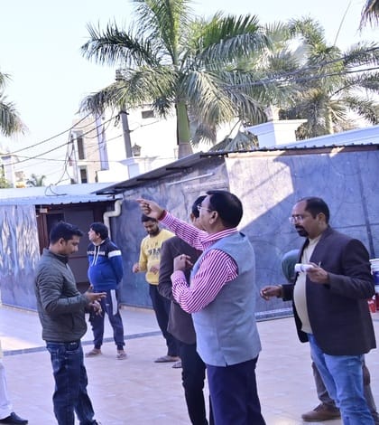 शहर के छतरी चौराहे के पास आयोजित भंडारे में प्रसाद ग्रहण करते लोग।संवाद