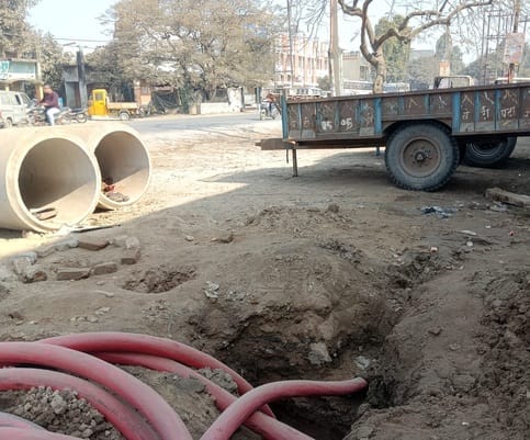 शहर के जिला चिकित्सालय जाने वाले मार्ग पर खोदा पड़ा गड्ढा।संवाद शहर के जिला चिकित्सालय जाने वाले मार्ग पर खोदा पड़ा गड्ढा।संवाद