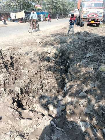 शहर के जिला चिकित्सालय जाने वाले मार्ग पर खोदा पड़ा गड्ढा।संवाद शहर के जिला चिकित्सालय जाने वाले मार्ग पर खोदा पड़ा गड्ढा।संवाद