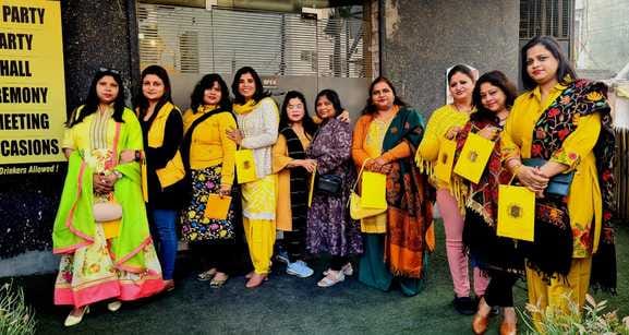 शिकारपुर स्थित सूरजभान सरस्वती विद्या मंदिर इंटर कॉलेज में हवन में आहुति देते प्रबंध समिति के स