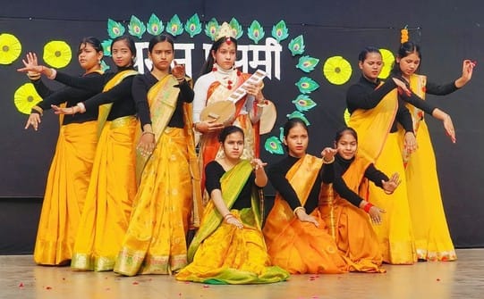 शिकारपुर स्थित सूरजभान सरस्वती विद्या मंदिर इंटर कॉलेज में हवन में आहुति देते प्रबंध समिति के स