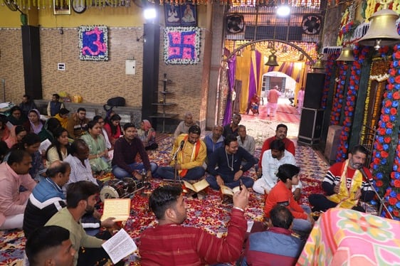 शिकारपुर स्थित सूरजभान सरस्वती विद्या मंदिर इंटर कॉलेज में हवन में आहुति देते प्रबंध समिति के स