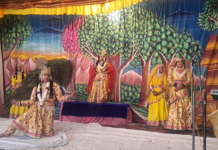 शिकारपुर स्थित सूरजभान सरस्वती विद्या मंदिर इंटर कॉलेज में हवन में आहुति देते प्रबंध समिति के स