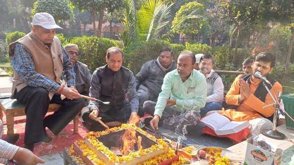 शिकारपुर स्थित सूरजभान सरस्वती विद्या मंदिर इंटर कॉलेज में हवन में आहुति देते प्रबंध समिति के स