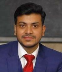 दुकान पर बजट देखते लोग। संवाद दुकान पर बजट देखते लोग। संवाद