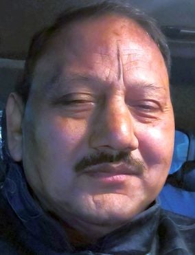 दुकान पर बजट देखते लोग। संवाद दुकान पर बजट देखते लोग। संवाद