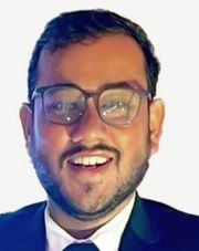 दुकान पर बजट देखते लोग। संवाद दुकान पर बजट देखते लोग। संवाद