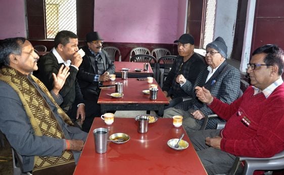 दुकान पर बजट देखते लोग। संवाद दुकान पर बजट देखते लोग। संवाद