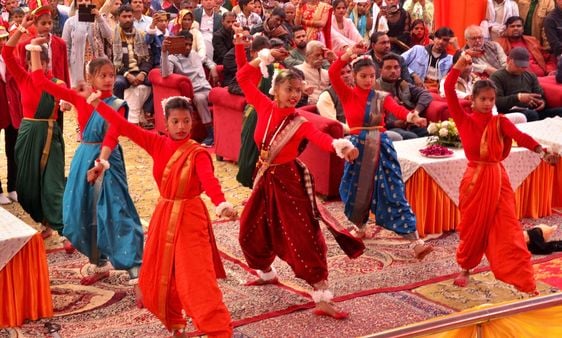 दातागंज रोड स्थित एचपी ग्राउंड पर सामुहिक विवाह कार्यक्रम में जोड़ों को आर्शीवाद देते जनप्रतिन दातागंज रोड स्थित एचपी ग्राउंड पर सामुहिक विवाह कार्यक्रम में जोड़ों को आर्शीवाद देते जनप्रतिन