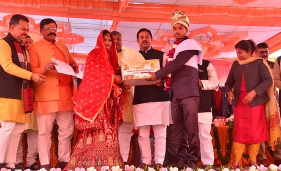 दातागंज रोड स्थित एचपी ग्राउंड पर सामुहिक विवाह कार्यक्रम में जोड़ों को आर्शीवाद देते जनप्रतिन दातागंज रोड स्थित एचपी ग्राउंड पर सामुहिक विवाह कार्यक्रम में जोड़ों को आर्शीवाद देते जनप्रतिन