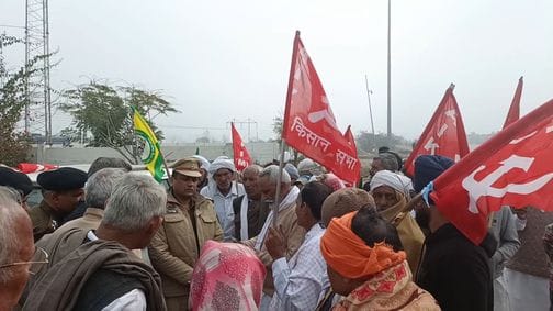 03जेएनडी23: खटकड़ टोल पर धरना दे रहे किसान। संवाद 03जेएनडी23: खटकड़ टोल पर धरना दे रहे किसान। संवाद