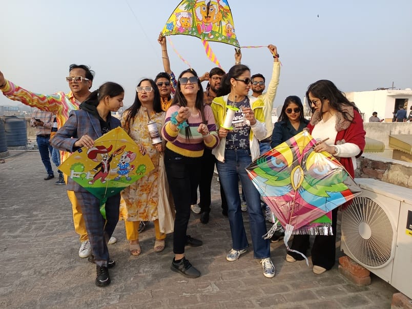 बसंत पंचमी के त्योहार पर समर गार्डन में पतंग उड़ाते लोग।